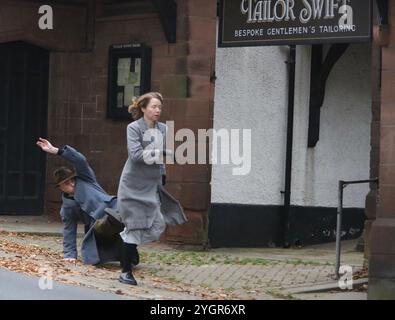 Le comédien Jimmy Carr fait ses débuts dans le film Fackham Hall filmant à Thornton Hough, Wirral Banque D'Images