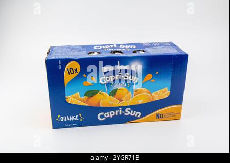 Nova Bana, Slovaquie - 8 novembre 2024 : boisson concentrée de jus Capri-Sun isolée sur fond blanc. Capri Sun orange fruit Drink est gratuit de Ar Banque D'Images