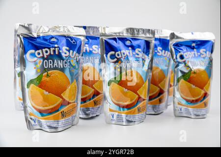 Nova Bana, Slovaquie - 8 novembre 2024 : boisson concentrée de jus Capri-Sun isolée sur fond blanc. Capri Sun orange fruit Drink est gratuit de Ar Banque D'Images