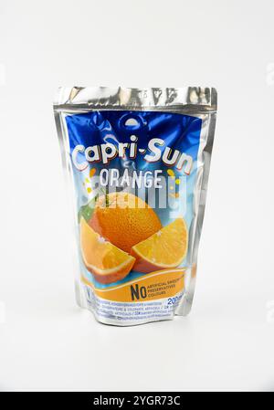 Nova Bana, Slovaquie - 8 novembre 2024 : boisson concentrée de jus Capri-Sun isolée sur fond blanc. Capri Sun orange fruit Drink est gratuit de Ar Banque D'Images