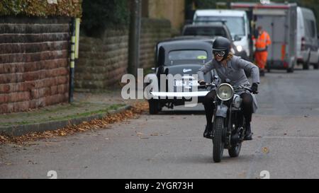 Le comédien Jimmy Carr fait ses débuts dans le film Fackham Hall filmant à Thornton Hough, Wirral Banque D'Images