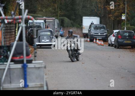 Le comédien Jimmy Carr fait ses débuts dans le film Fackham Hall filmant à Thornton Hough, Wirral Banque D'Images