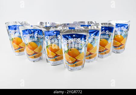 Nova Bana, Slovaquie - 8 novembre 2024 : boisson concentrée de jus Capri-Sun isolée sur fond blanc. Capri Sun orange fruit Drink est gratuit de Ar Banque D'Images