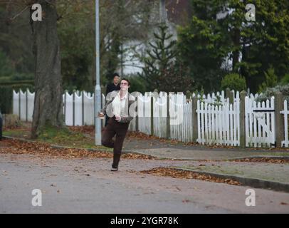 Le comédien Jimmy Carr fait ses débuts dans le film Fackham Hall filmant à Thornton Hough, Wirral Banque D'Images