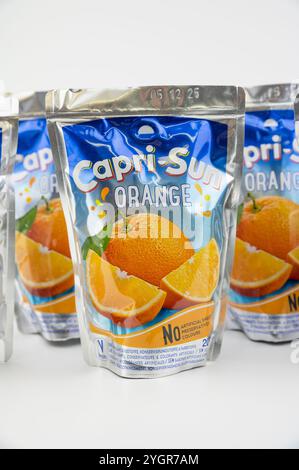 Nova Bana, Slovaquie - 8 novembre 2024 : boisson concentrée de jus Capri-Sun isolée sur fond blanc. Capri Sun orange fruit Drink est gratuit de Ar Banque D'Images