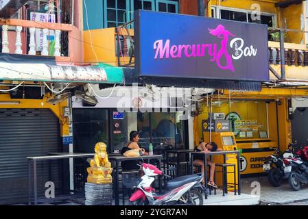 Pattaya, Thaïlande - 03 octobre 2024 : soi Buakhao les jeunes femmes thaïlandaises du Mercury Bar se reposaient à l'extérieur avant de commencer leur travail. Banque D'Images