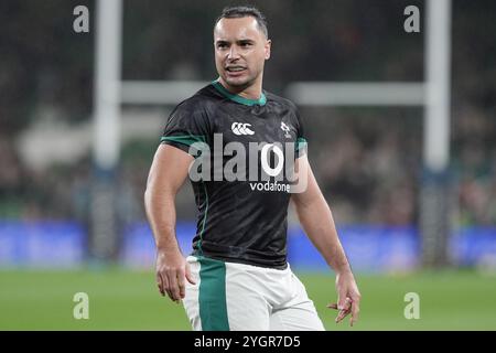 L'Irlandais James Lowe se réchauffe avant le match international d'automne au stade Aviva de Dublin. Date de la photo : vendredi 8 novembre 2024. Banque D'Images