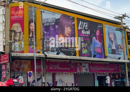 Pattaya, Thaïlande - 03 octobre 2024 : South Pattaya Road quelques grandes affiches colorées et élégantes annonçaient des accessoires de beauté. Banque D'Images