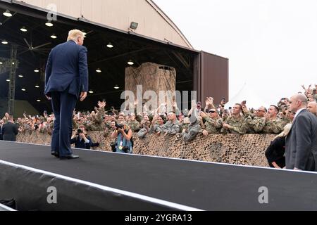 Pyeongtaek, Corée du Sud. 30 juin 2019. U. Le président Donald J. Trump salue l'auditoire alors qu'il arrive pour prononcer un discours aux militaires lors d'une visite à la base aérienne d'Osan, le 30 juin 2019, Pyeongtaek, province de Gyeonggi, Corée du Sud. Crédit : Shealah Craighead/White House photo/Alamy Live News Banque D'Images