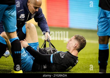 Utrecht, pays-Bas. 08 novembre 2024. UTRECHT, 08-11-2024, stade Galgenwaard. Football néerlandais eredivisie, saison 2024/2025. Heracles joueur suf Podgoreanu blessure crédit : Pro Shots/Alamy Live News Banque D'Images