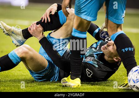 Utrecht, pays-Bas. 08 novembre 2024. UTRECHT, 08-11-2024, stade Galgenwaard. Football néerlandais eredivisie, saison 2024/2025. Heracles joueur suf Podgoreanu blessure crédit : Pro Shots/Alamy Live News Banque D'Images