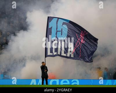 Stade Etihad, Royaume-Uni. 8 novembre 2024. Drapeau barer avant le coup d'envoi de la Barclays Women Super League entre Manchester City et Tottenham au stade Etihad de Manchester, Angleterre 8 novembre 2024 | photo : Jayde Chamberlain/SPP. Jayde Chamberlain/SPP (Jayde Chamberlain/SPP) crédit : SPP Sport Press photo. /Alamy Live News Banque D'Images