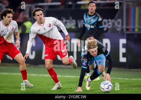 Utrecht, pays-Bas. 08 novembre 2024. UTRECHT, PAYS-BAS - 8 NOVEMBRE : Victor Jensen du FC Utrecht se bat pour la possession avec Jan Zamburek d'Heracles Almelo lors du match néerlandais Eredivisie entre le FC Utrecht et Heracles Almelo au Stadion Galgenwaard le 8 novembre 2024 à Utrecht, pays-Bas. (Photo de Ben Gal/Orange Pictures) crédit : Orange pics BV/Alamy Live News Banque D'Images