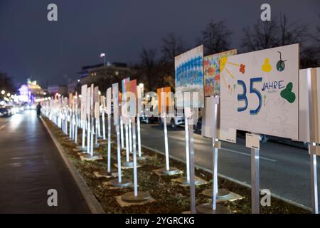 35 Jahre Mauerfall, Kunstinstallation in Berlin, 08.11.2024 von Kindern gemalte Schilder wurden entlang des ehemaligen Mauerstreifens aufgestellt zwischen dem Brandenburger Tor und dem Checkpoint Charlie zum 35-jährigen Jubiläum des Mauerfalls in Berlin, 08.11.2024 Berlin Innenstadt *** 35 ans de la chute du mur, installation artistique à Berlin, 08 11 2024 panneaux peints par des enfants ont été érigés le long de l'ancienne bande du mur entre la porte de Brandebourg et Checkpoint Charlie pour marquer le 35e anniversaire de la chute du mur à Berlin, 08 11 2024 Berlin centre-ville Copyright : xBenxKri Banque D'Images