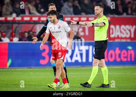 Utrecht, pays-Bas. 08 novembre 2024. UTRECHT, PAYS-BAS - 8 NOVEMBRE : L'arbitre Robin Hensgens fait un geste lors du match néerlandais Eredivisie entre le FC Utrecht et Heracles Almelo au Stadion Galgenwaard le 8 novembre 2024 à Utrecht, pays-Bas. (Photo de Ben Gal/Orange Pictures) crédit : Orange pics BV/Alamy Live News Banque D'Images