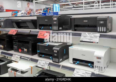 Vente d'imprimantes dans un magasin. De nombreuses marques différentes d'imprimantes en vente dans un magasin d'électronique. Minsk, Biélorussie - 6 novembre 2024 Banque D'Images