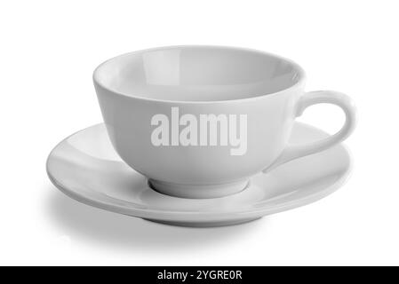Tasse à thé vide avec soucoupe ou tasse à cappuccino vide isolé sur blanc avec chemin de découpage inclus Banque D'Images