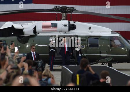 Pyeongtaek, Corée du Sud. 30 juin 2019. U. Le président Donald J. Trump salue alors qu’il descend de Marine One pour monter sur scène pour prononcer des remarques aux militaires lors d’une visite à la base aérienne d’Osan, le 30 juin 2019, à Pyeongtaek, dans la province de Gyeonggi, Corée du Sud. Crédit : SSGT. Sergio Gamboa/US Army photo/Alamy Live News Banque D'Images