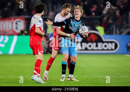 Utrecht, pays-Bas. 08 novembre 2024. UTRECHT, PAYS-BAS - 8 NOVEMBRE : Jan Zamburek d'Heracles Almelo se bat pour la possession avec David min du FC Utrecht lors du match néerlandais Eredivisie entre le FC Utrecht et Heracles Almelo au Stadion Galgenwaard le 8 novembre 2024 à Utrecht, pays-Bas. (Photo de Ben Gal/Orange Pictures) crédit : Orange pics BV/Alamy Live News Banque D'Images