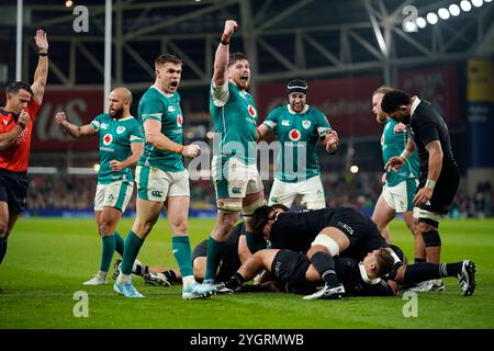 Les joueurs irlandais célèbrent la victoire de Josh van der Flier lors du match international d'automne à Aviva Stadium, Dublin. Date de la photo : vendredi 8 novembre 2024. Banque D'Images