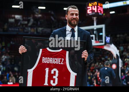 Milan, Italie. 07 novembre 2024. Sergio Rodriguez ancien joueur de basket-ball célèbre son entrée au Pallacanestro Olimpia Milano Hall of Fame lors du match de la saison régulière de Turkish Airlines EuroLeague 2024/25 Round 8 entre EA7 Emporio Armani Milan et le Real Madrid au Forum Unipol. Scores finaux EA7 Milan 85 | 76 Real Madrid. (Photo de Fabrizio Carabelli/SOPA images/Sipa USA) crédit : Sipa USA/Alamy Live News Banque D'Images