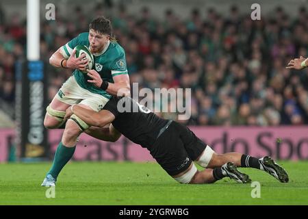 L'Irlandais Joe McCarthy (à gauche) est attaqué par le néo-zélandais Wallace Sititi lors du match international d'automne au Aviva Stadium de Dublin. Date de la photo : vendredi 8 novembre 2024. Banque D'Images