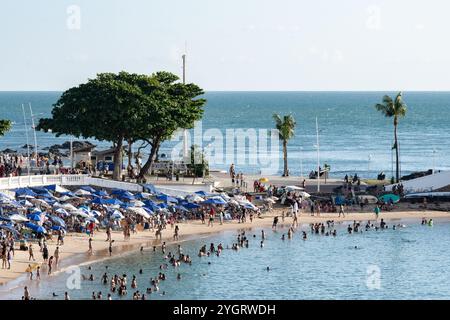 Salvador, Bahia, Brésil - 09 novembre 2019 : on voit des touristes s'amuser et se baigner dans la mer sur la plage. Ville de Salvador, Bahia. Banque D'Images