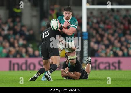 L'Irlandais Joe McCarthy (au centre) est affronté par les néo-zélandais Wallace Sititi et Rieko Ioane (à gauche) lors du match international d'automne au Aviva Stadium de Dublin. Date de la photo : vendredi 8 novembre 2024. Banque D'Images