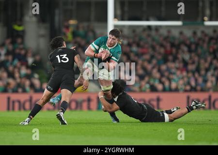 L'Irlandais Joe McCarthy (au centre) est affronté par les néo-zélandais Wallace Sititi et Rieko Ioane (à gauche) lors du match international d'automne au Aviva Stadium de Dublin. Date de la photo : vendredi 8 novembre 2024. Banque D'Images