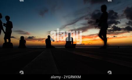 Salvador, Bahia, Brésil - 09 novembre 2019 : des personnes non identifiées en silhouette sont vues en train de profiter du coucher de soleil dans la ville de Salvador, Bahia. Banque D'Images