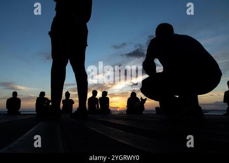 Salvador, Bahia, Brésil - 09 novembre 2019 : des personnes non identifiées en silhouette sont vues en train de profiter du coucher de soleil dans la ville de Salvador, Bahia. Banque D'Images