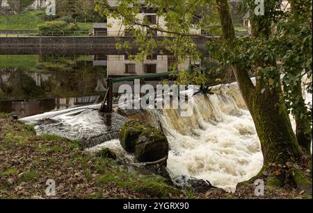 Uzerche, Coreze, Nouvelle-Aquitaine, France - 8 novembre 2024 - Weir de l'autre côté d'une rivière dans une petite ville romaine historique avec des reflets dans l'eau Banque D'Images