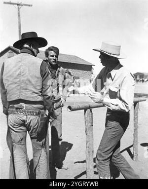 JOHN WAYNE, MONTGOMERY CLIFT et HOWARD HAWKS sur le tournage de RED RIVER 1948 réalisateur HOWARD HAWKS Story BORDEN CHASE Music DIMITRI TIOMKIN Monterey Productions / United Artists Banque D'Images