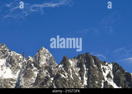 Vue de l'aiguille de Rochefort (4001 m) dans le massif du Mont Blanc, à la frontière entre l'Italie et la France, en été, Courmayeur, Italie Banque D'Images