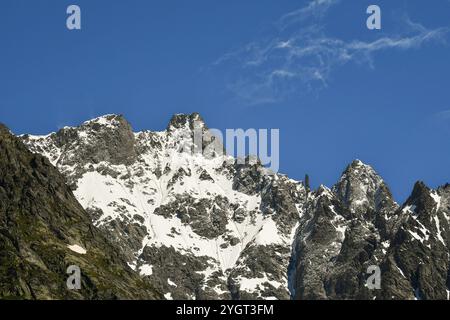 Vue de l'aiguille de Rochefort (4001 m) dans le massif du Mont Blanc, à la frontière entre l'Italie et la France, en été, Courmayeur, Italie Banque D'Images