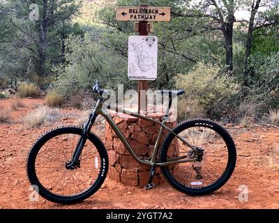 Un VTT s'appuie contre un Carnes sur le sentier Bell Rock Pathway à Sedona, Arizona. Banque D'Images