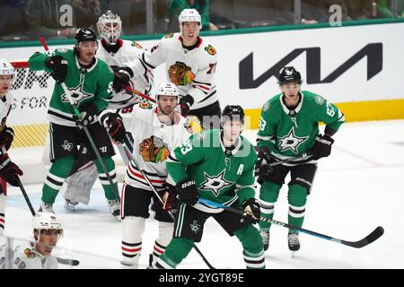 Dallas, États-Unis. 07 novembre 2024. ESA Lindell #23 des Stars de Dallas et Jason Dickinson #16 des Blackhawks de Chicago lors du match de la LNH à American Airlines Center. Score final Dallas Stars 3-1 Chicago Blackhawks. Le 7 novembre 2024 à Dallas, Texas. (Photo de Javier Vicencio/Eyepix Group) crédit : Eyepix Group/Alamy Live News Banque D'Images