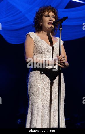 Fiorella Mannoia se produit en direct sur scène lors de la tournée Sinfonica au Teatro Augusteo de Naples. (Photo Francesco Cigliano / SOPA images/SIPA USA) Banque D'Images