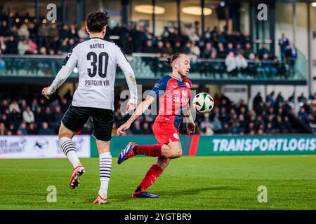 Verl, Deutschland. 08 novembre 2024. V.L. Timur Gayret (SC Verl, #30), Adrien Lebeau (FC Hansa Rostock, #14) GER, SC Verl v. FC Hansa Rostock, Fussball, 3. Liga, 14. Spieltag, Spielzeit 2024/2025, 08.11.2024 le Règlement DFL interdit toute utilisation de photographes comme séquences d'images et/ou quasi-vidéo. Foto : Eibner-Pressefoto/Jan Rollinger crédit : dpa/Alamy Live News Banque D'Images