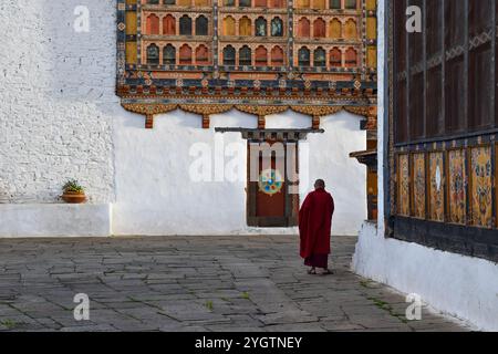 Un moine dans le monastère de Rinpung Dzong à Paro, Bhoutan. Banque D'Images