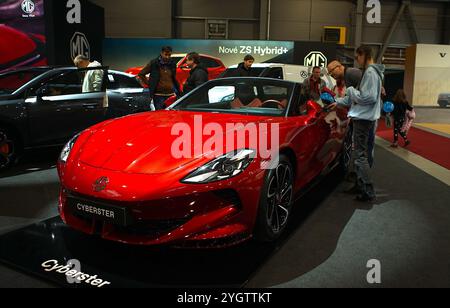 Prague, République tchèque. 8 novembre 2024. Les visiteurs voient une voiture électrique sportive au SALON électronique de Prague, en République tchèque, le 8 novembre 2024. La 6ème édition de l’e-SALON, salon de la mobilité propre, des technologies et des solutions d’e-mobilité, se tient ici du 7 au 10 novembre. Crédit : Dana Kesnerova/Xinhua/Alamy Live News Banque D'Images