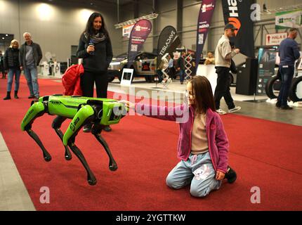 Prague, République tchèque. 8 novembre 2024. Une fille touche un robot électrique au SALON électronique de Prague, en République tchèque, le 8 novembre 2024. La 6ème édition de l’e-SALON, salon de la mobilité propre, des technologies et des solutions d’e-mobilité, se tient ici du 7 au 10 novembre. Crédit : Dana Kesnerova/Xinhua/Alamy Live News Banque D'Images