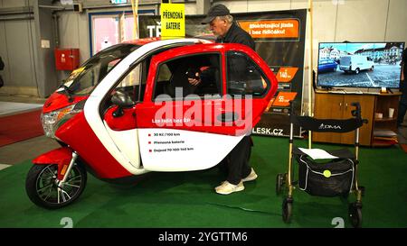 Prague, République tchèque. 8 novembre 2024. Un homme essaie un tricycle électrique au SALON électronique de Prague, en République tchèque, le 8 novembre 2024. La 6ème édition de l’e-SALON, salon de la mobilité propre, des technologies et des solutions d’e-mobilité, se tient ici du 7 au 10 novembre. Crédit : Dana Kesnerova/Xinhua/Alamy Live News Banque D'Images