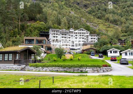 Hôtel Grande Fjorde à Geiranger, situé sur la rive de Geirangerfjord, offrant une vue spectaculaire le long du fjord classé au patrimoine mondial de l'unesco Banque D'Images