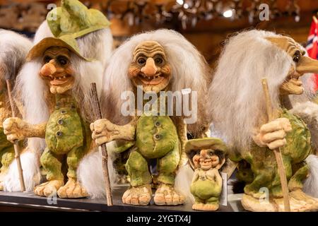 Boutique de souvenirs et de cadeaux à Geiranger en Norvège occidentale vendant de petits trolls comme souvenirs, un troll est un être dans le folklore nordique Banque D'Images