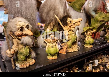 Boutique de souvenirs et de cadeaux à Geiranger en Norvège occidentale vendant de petits trolls comme souvenirs, un troll est un être dans le folklore nordique Banque D'Images