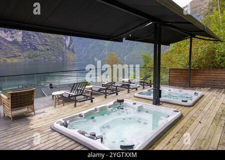 Grande Fjorde Hotel à Geiranger, situé sur la rive du Geirangerfjord, la baignoire spa de la piscine offre une vue spectaculaire le long du fjord à Wester Banque D'Images