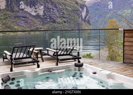 Grande Fjorde Hotel à Geiranger, situé sur la rive du Geirangerfjord, la baignoire spa de la piscine offre une vue spectaculaire le long du fjord à Wester Banque D'Images