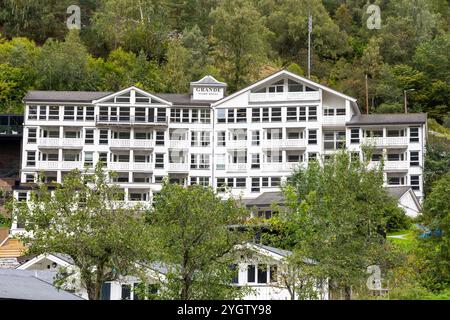 Hôtel Grande Fjorde à Geiranger, situé sur la rive de Geirangerfjord, offrant une vue spectaculaire le long du fjord classé au patrimoine mondial de l'unesco Banque D'Images