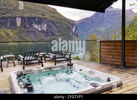 Grande Fjorde Hotel à Geiranger, situé sur la rive du Geirangerfjord, la baignoire spa de la piscine offre une vue spectaculaire le long du fjord à Wester Banque D'Images